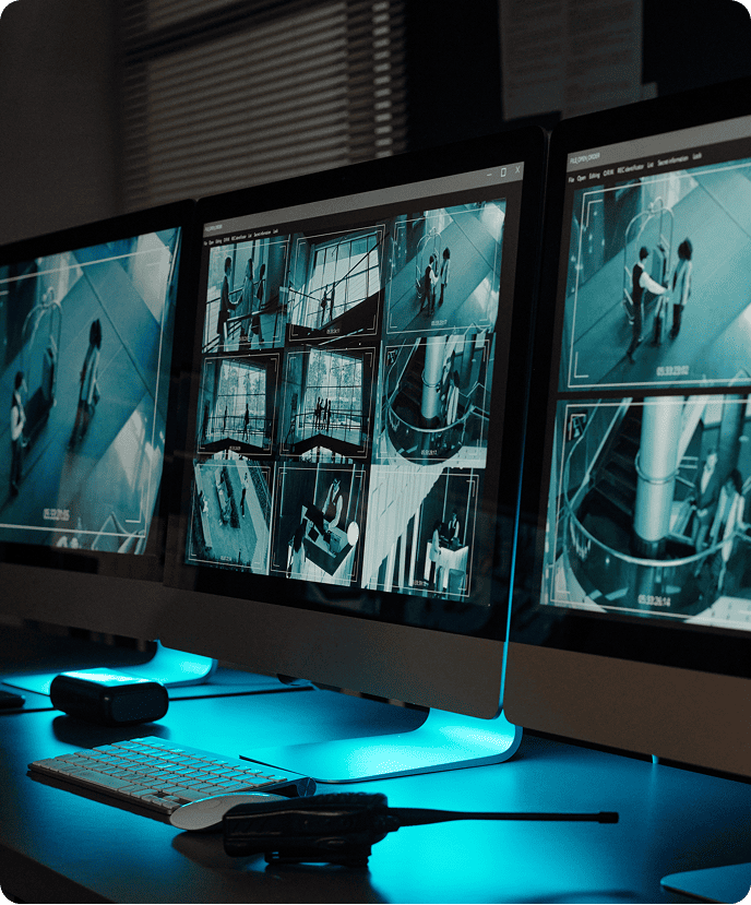 Écrans de contrôle informatique affichant des algorithmes d'analyse vidéo par intelligence artificielle