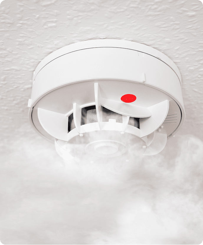 Détecteur de fumée blanc autonome installé sur un fond de lignes technologiques grises