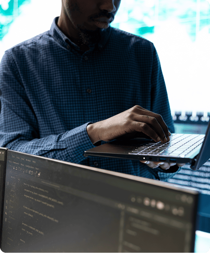 Technicien informatique configurant un système de sécurité électronique sur ordinateur