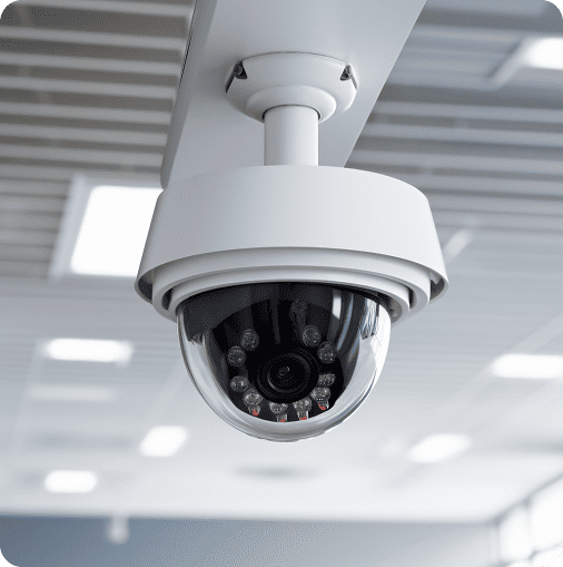 Caméra dôme IP blanche installée au plafond pour la levée de doute vidéo immédiate