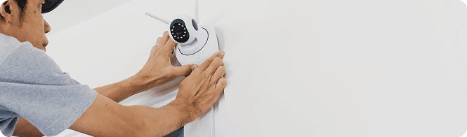 Installation d'une caméra de vidéosurveillance dôme blanche par un installateur expert