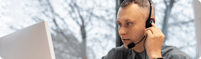 Technicien du support client avec casque assurant la maintenance et le SAV informatique