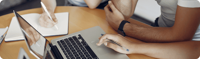 Technicien analysant les plans et les charges fonctionnelles sur un ordinateur portable
