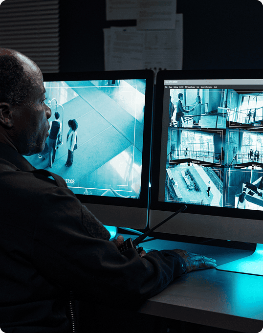 Opérateur de sécurité supervisant des écrans de contrôle et de vidéosurveillance en temps réel