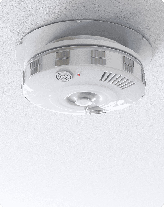 Vue de dessous d'un détecteur de fumée de plafond blanc pour locaux professionnels