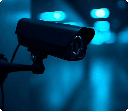 Caméra de vidéosurveillance nocturne active avec éclairage bleu dans l'obscurité