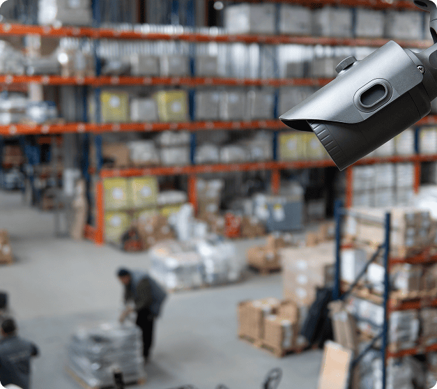 Caméra de vidéosurveillance industrielle installée au plafond d'un grand entrepôt de stockage