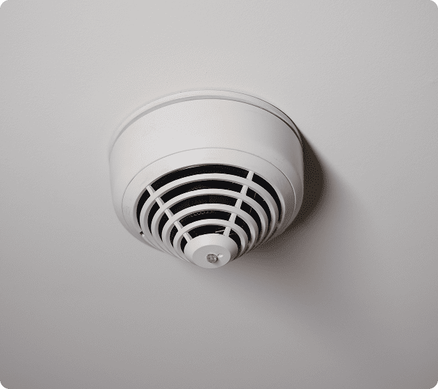Dispositif de sécurité incendie MSI blanc fixé au plafond d'une entreprise