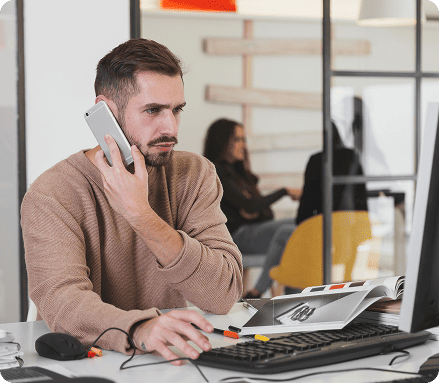 Conseiller en sécurité professionnelle parlant au téléphone dans un bureau d'entreprise