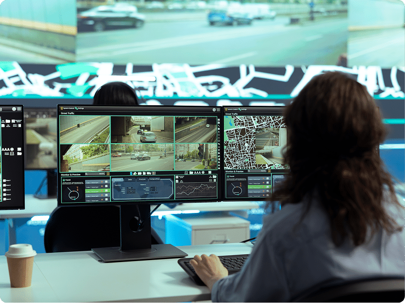 Superviseuse de télésurveillance analysant les flux vidéo en direct d'un site industriel