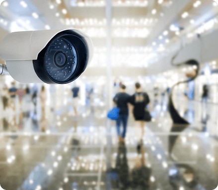 Caméra de vidéosurveillance grand angle supervisant un espace public intérieur animé