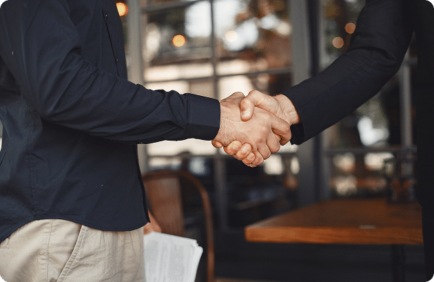 Poignée de main professionnelle symbolisant le partenariat de confiance avec Viatech