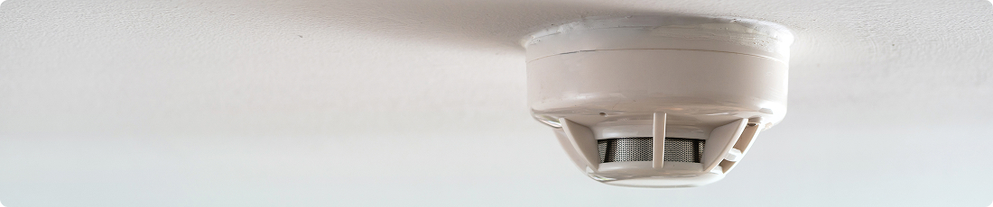 Détecteur de fumée plafonnier pour système de sécurité incendie SSI dans des locaux professionnels